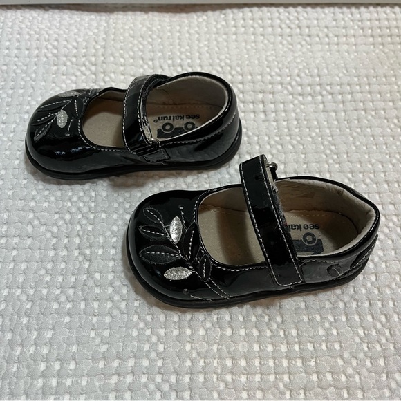 See Kai Run Mary Jane Patent Leather Leaf Pattern - Size 5 - Picture 1 of 8